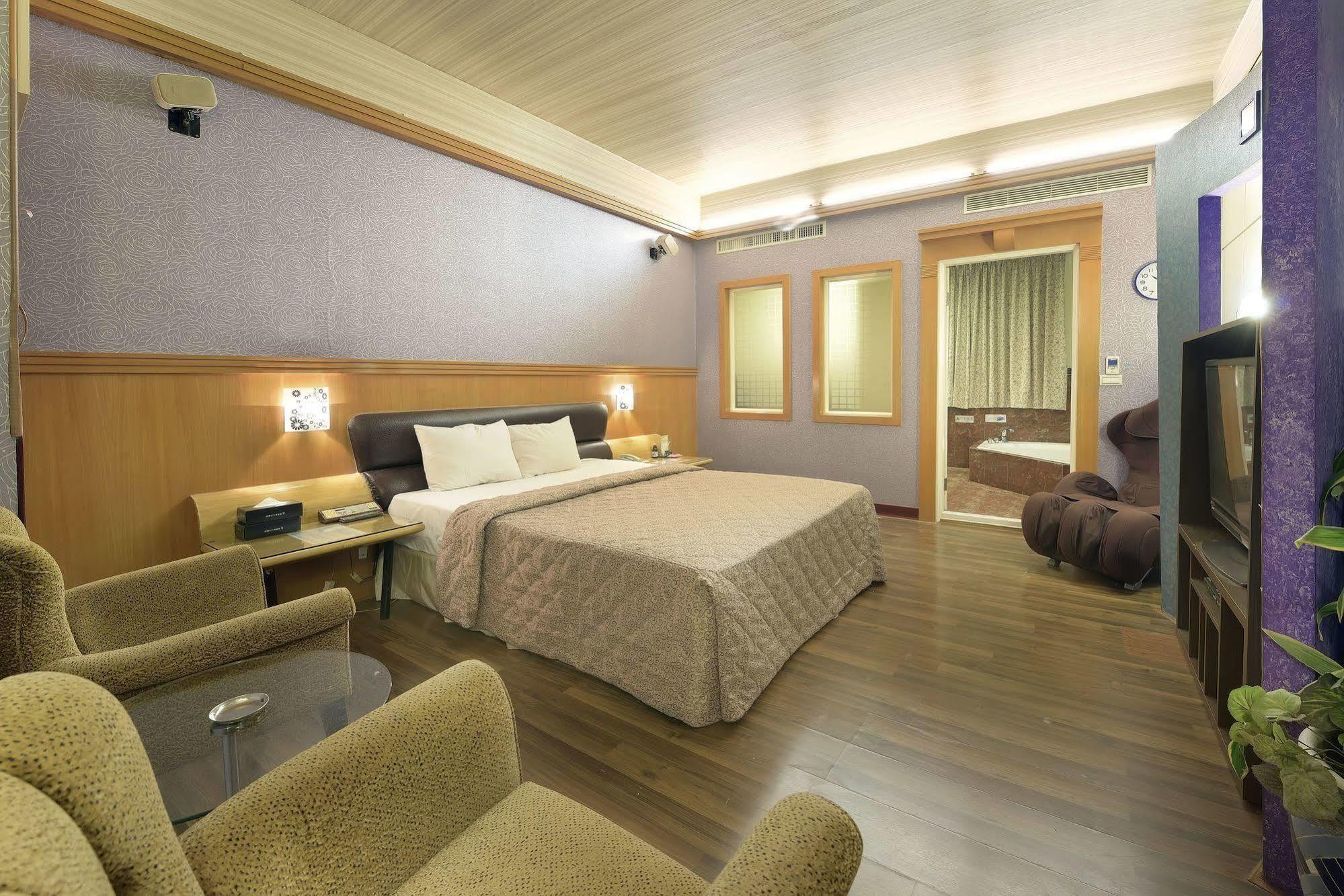 Holland Village Motel Тайнань Экстерьер фото
